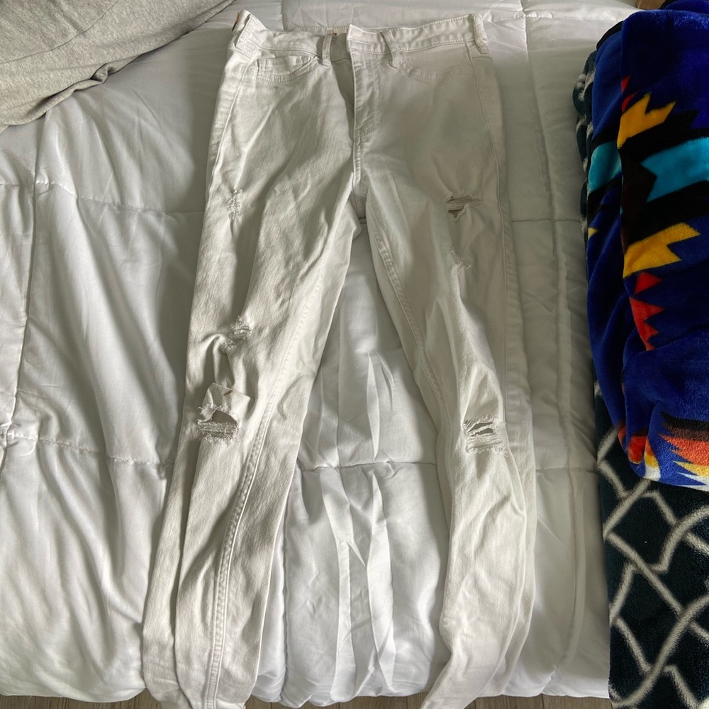 Cute white Hollister ripped jeans - Picture 1 of 4